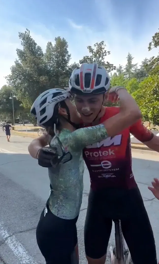 L’abbraccio tra Valentina Corvi e Federico Rosario Brafa, cresciuti insieme nelle fila della Melavì Tirano Bike.