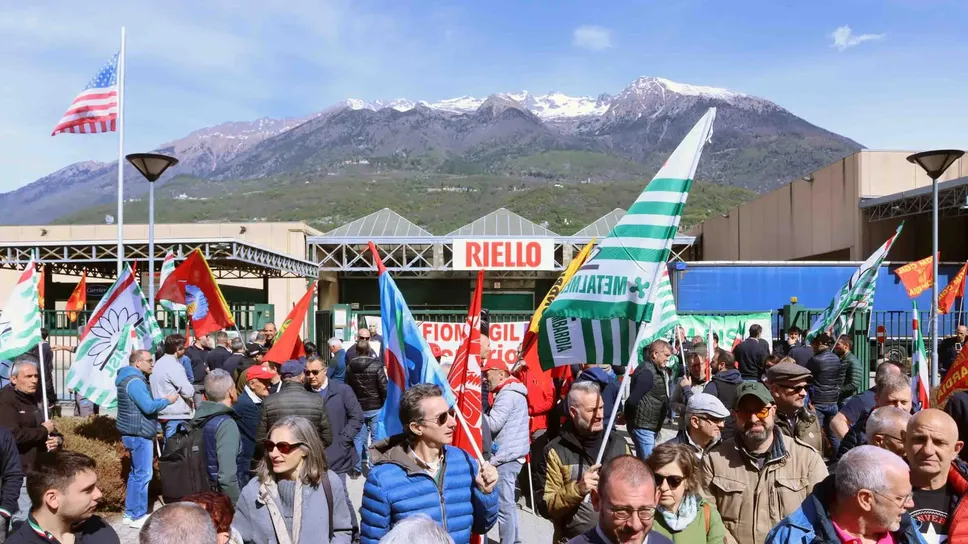 Lo sciopero a Morbegno per la chiusura dello stabilimento nel 2024 Lo sciopero a Morbegno per la chiusura dello stabilimento nel 2024