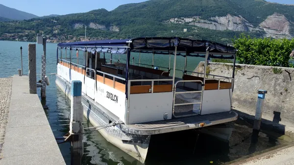 Il battello Vago Eupili, nel riquadro uno dei danni trovati a bordo