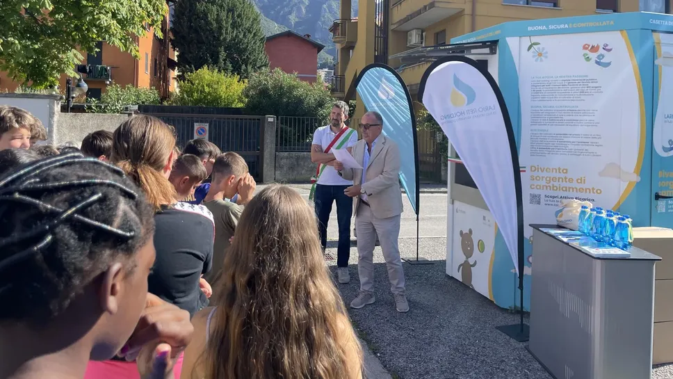 Il presidente di Lario Reti Holding, Lorenzo Riva, insieme al sindaco di Mandello, Riccardo Fasoli Il presidente di Lario Reti Holding, Lorenzo Riva, insieme al sindaco di Mandello, Riccardo Fasoli
