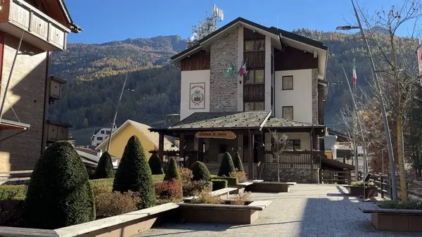 L’ambulatorio medico è stato allestito al piano terra del palazzo del Comune, in piazza  Negri