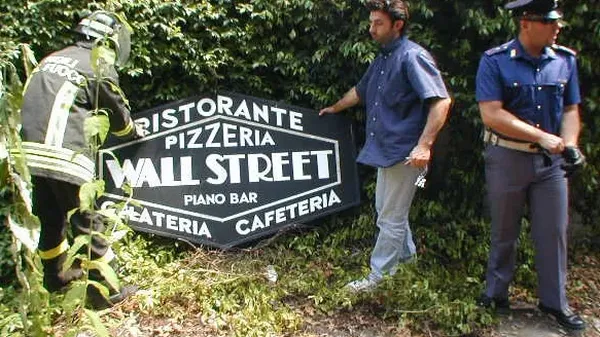 Le insegne della vecchia pizzeria Wall Street
