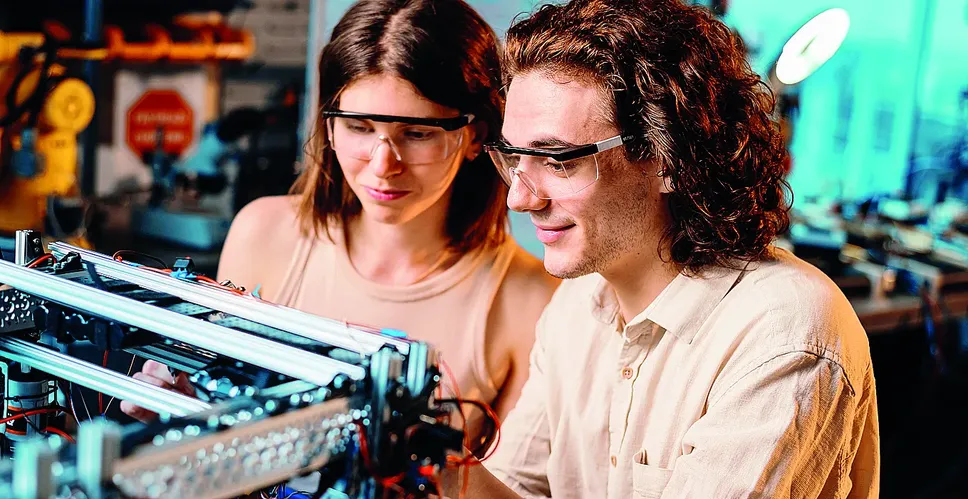 Laboratorio meccanico con studenti di alta formazione