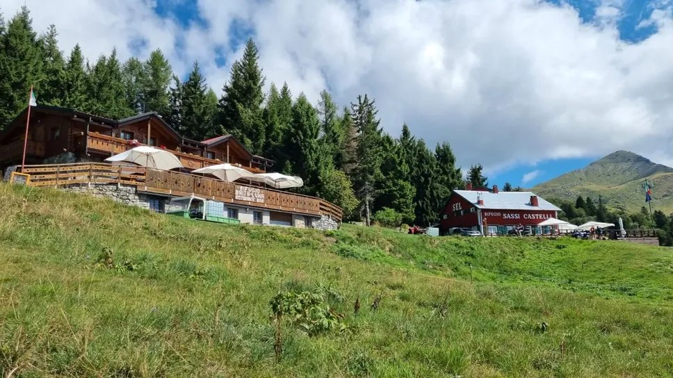 I rifugi Baita della luna e Sassi Castelli ai Piani di Artavaggio, a Moggio