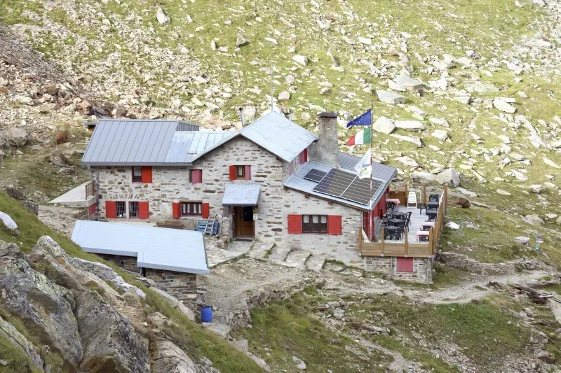 Il rifugio Carate a 2636 metri sul Bernina