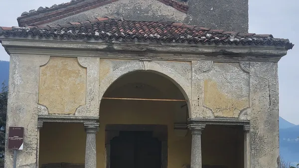 La chiesa di Sant’Alessandro in avanzato stato di degrado