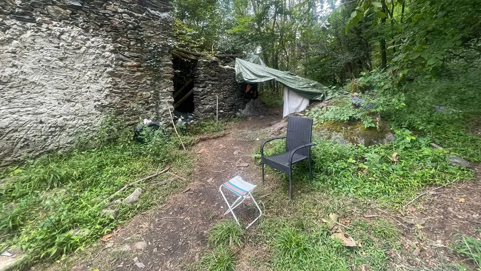 Piantedo, la postazione degli spacciatori nei boschi fra Valtellina e Lecchese