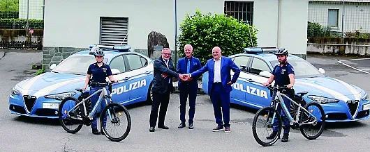 La consegna delle due bici elettriche alla Polizia La consegna delle due bici elettriche alla Polizia