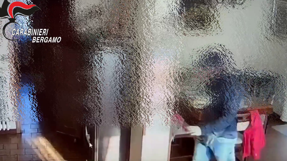Uno degli arrestati in azione Uno degli arrestati in azione