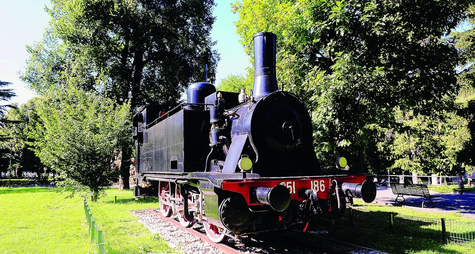 La locomotiva storica esposta per anni ai giardini a lago di Como. Forse la stessa del racconto di Andrea Vitali? La locomotiva storica esposta per anni ai giardini a lago di Como. Forse la stessa del racconto di Andrea Vitali?