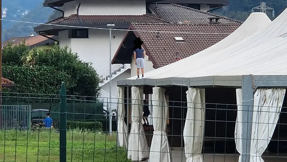 Un giovane sul tetto della tensostruttura Un giovane sul tetto della tensostruttura