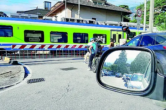 Mandello, caos al passaggio livello di  via Manzoni