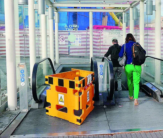 La scala mobile del sottopassaggio della stazione ferroviaria a Sondrio è ferma da giorni.: da una parte è bloccata, dall’altra si passa