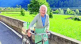 Maria Rinaldi con l’inseparabile bicicletta Maria Rinaldi con l’inseparabile bicicletta
