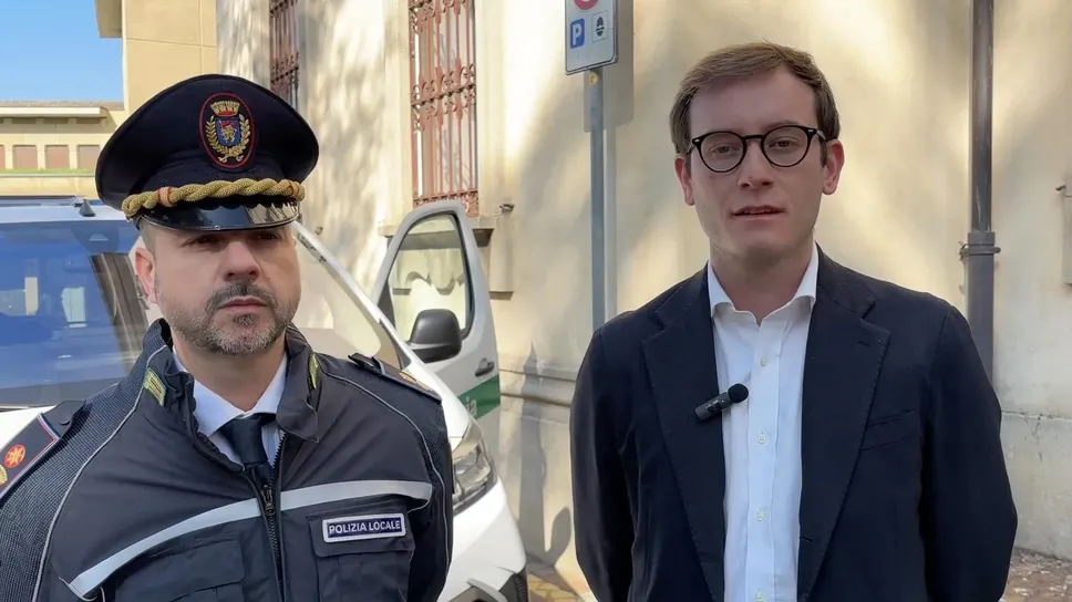 Il comandante della polizia locale Davide Mondella con il sindaco Mattia Salvioni Il comandante della polizia locale Davide Mondella con il sindaco Mattia Salvioni