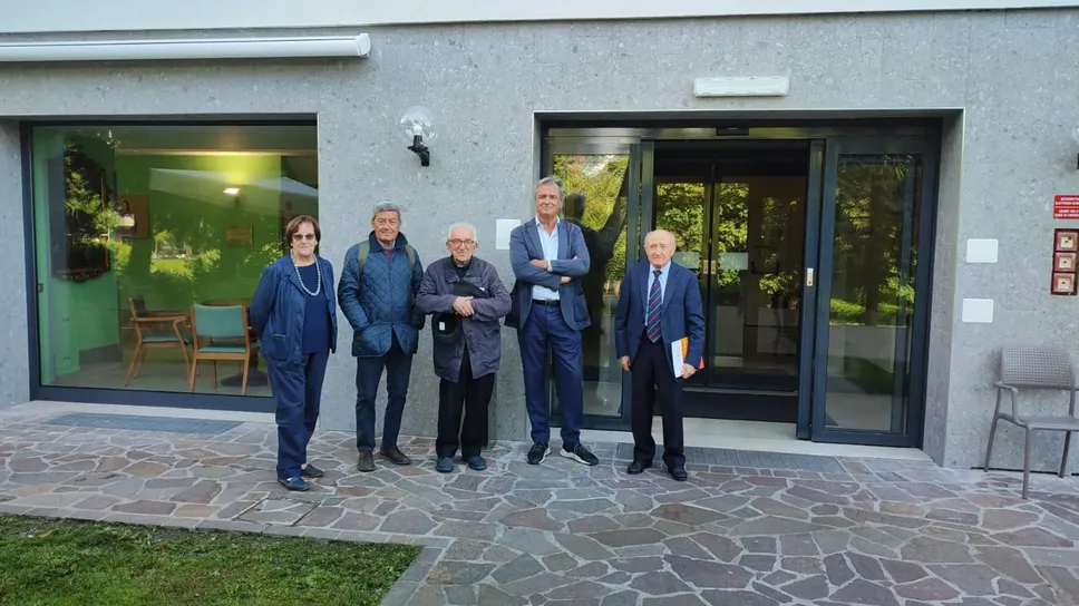 Da sinistra: Rosaria Bonacina, Maurizio Crippa, don Giuliano Milani, il direttore Marco Magnelli e il presidente Giuseppe Canali