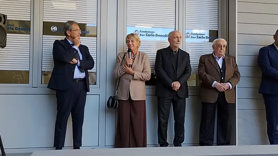Da sinistra il direttore di Fondazione Don Gnocchi Francesco Converti, la direttrice sanitaria Maria Cristina Messa, il presidente don Enzo (Vincenzo Barbante) e Vico Valassi