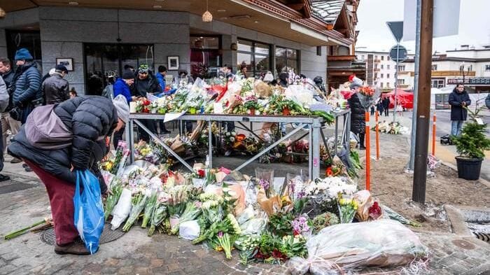 Una manifestazione di cordoglio a Crans-Montana