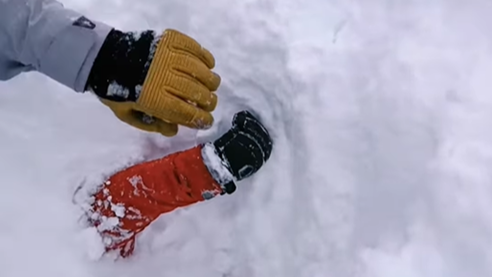 Il braccio dello sciatore sepolto dalla neve ripreso dalla GoPro del lecchese