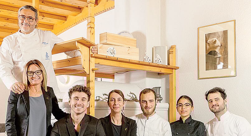 Stefano Masanti, in alto, con lo staff del Cantinone”