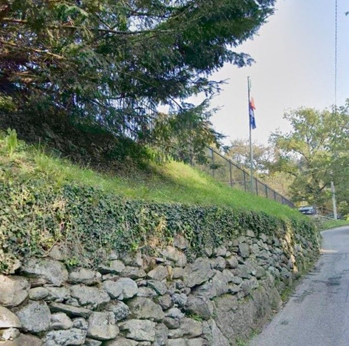 La zona vicino alle scuola dove dovrebbe essere installata l’antenna