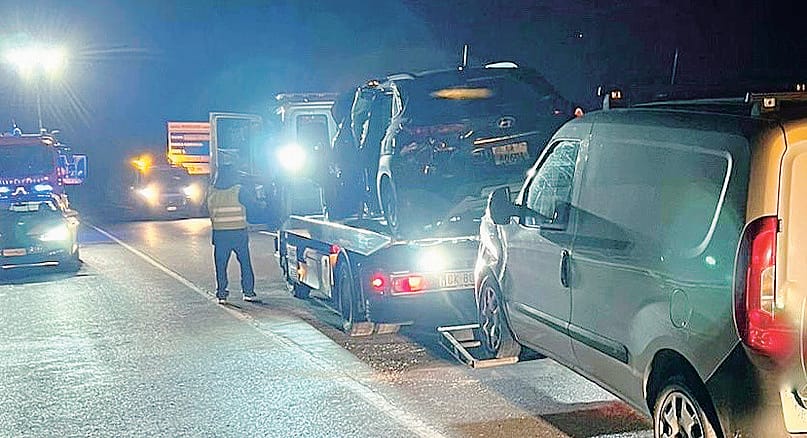 Il recupero dei mezzi rimasti coinvolti nel terribile incidente avvenuto a Cosio Valtellino: otto feriti