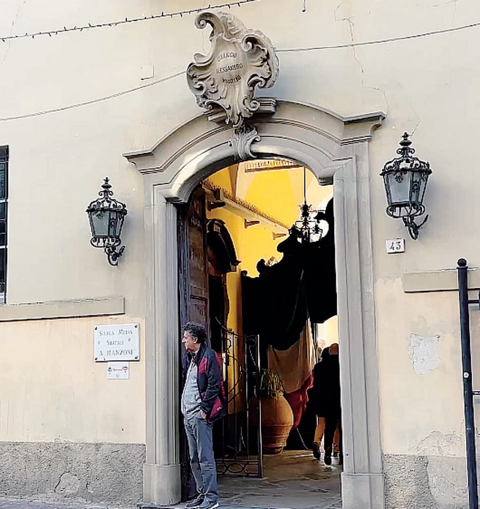 L’ingresso della scuola media Manzoni di Merate