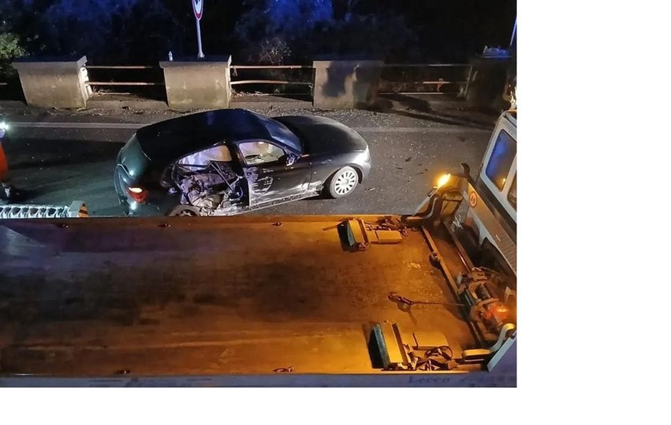 La Bmw su cui viaggiava Jenny dopo l’incidente