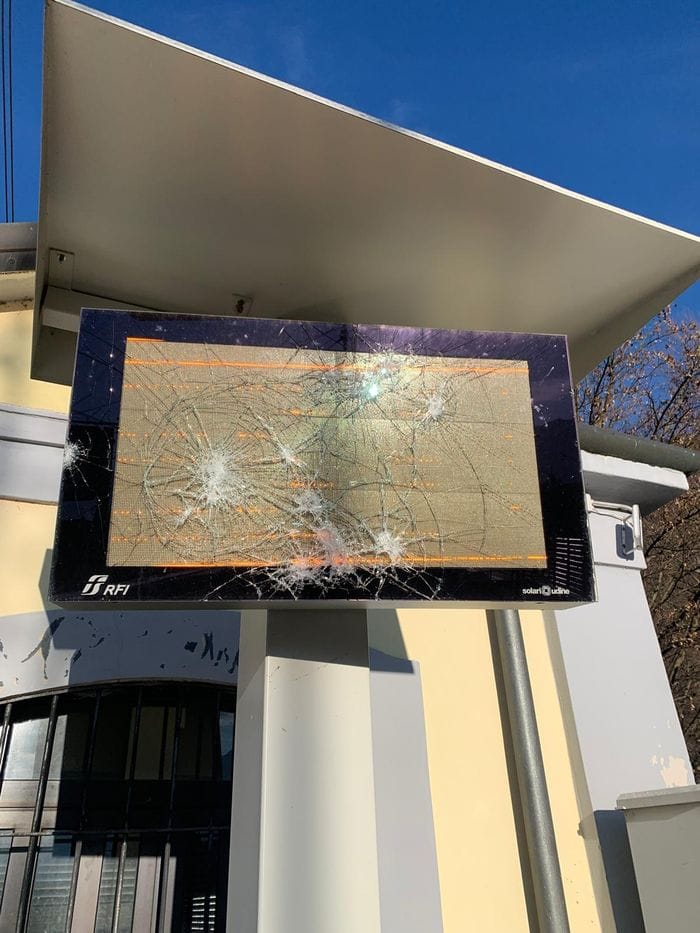 Dubino, la stazione ferroviaria di Nuova Olonio dove sono avvenuti i vandalismi: il pannello degli orari danneggiato