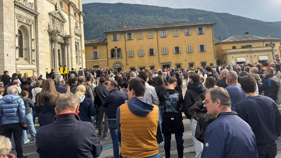 L’ultimo abbraccio ad Alessandro Plozza: «Per sempre il nostro numero 1»