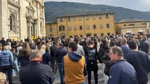 L’ultimo abbraccio ad Alessandro Plozza: «Per sempre il nostro numero 1»