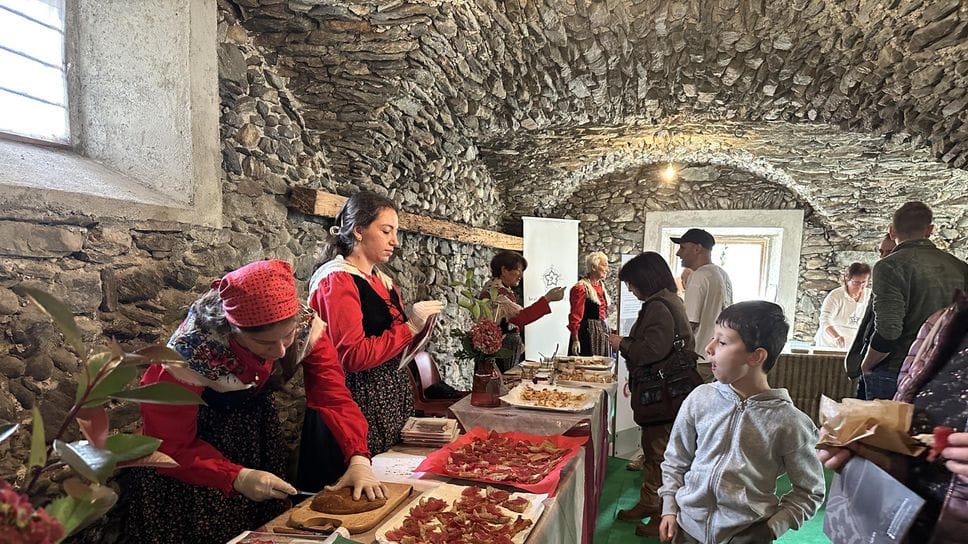 Bagno di folla per la sagra della mela e dell’uva