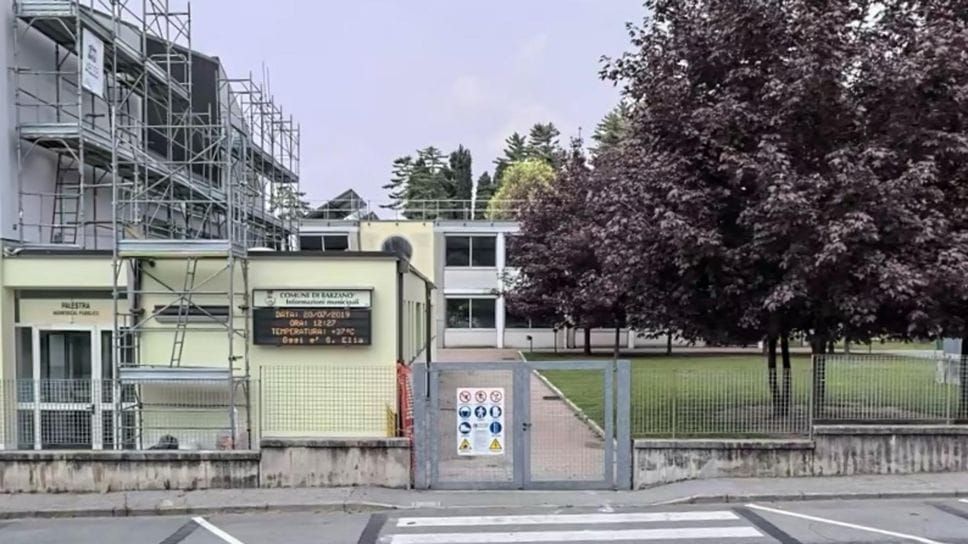 Barzanò, cancello chiuso alle medie fino a cinque minuti prima delle lezioni: i sindaci cercano una soluzione