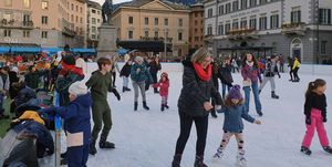 In città si pensa già alle feste natalizie E in piazza torna la pista di pattinaggio