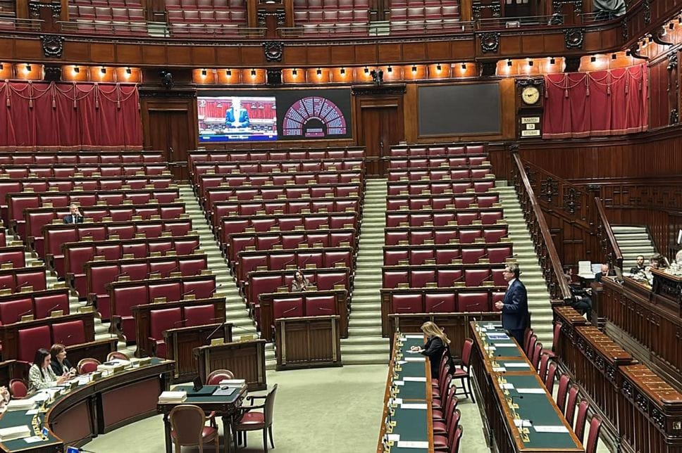 Parlamento umiliato dalle assenze