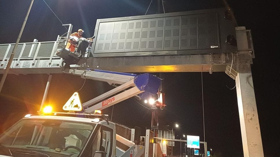 SS36, torna il pannello a messaggio variabile sul ponte Manzoni