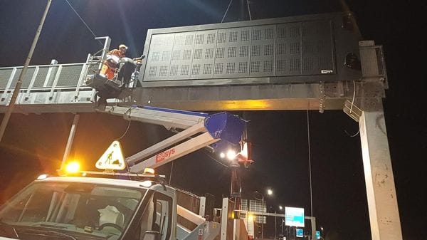 SS36, torna il pannello a messaggio variabile sul ponte Manzoni