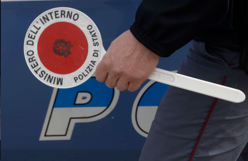 Fugge all’alt della Polstrada: arrestato con cocaina, hashish e droga sintetica