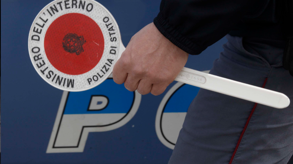 Fugge all’alt della Polstrada: arrestato con cocaina, hashish e droga sintetica