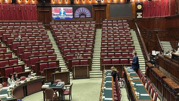 Parlamento umiliato dalle assenze