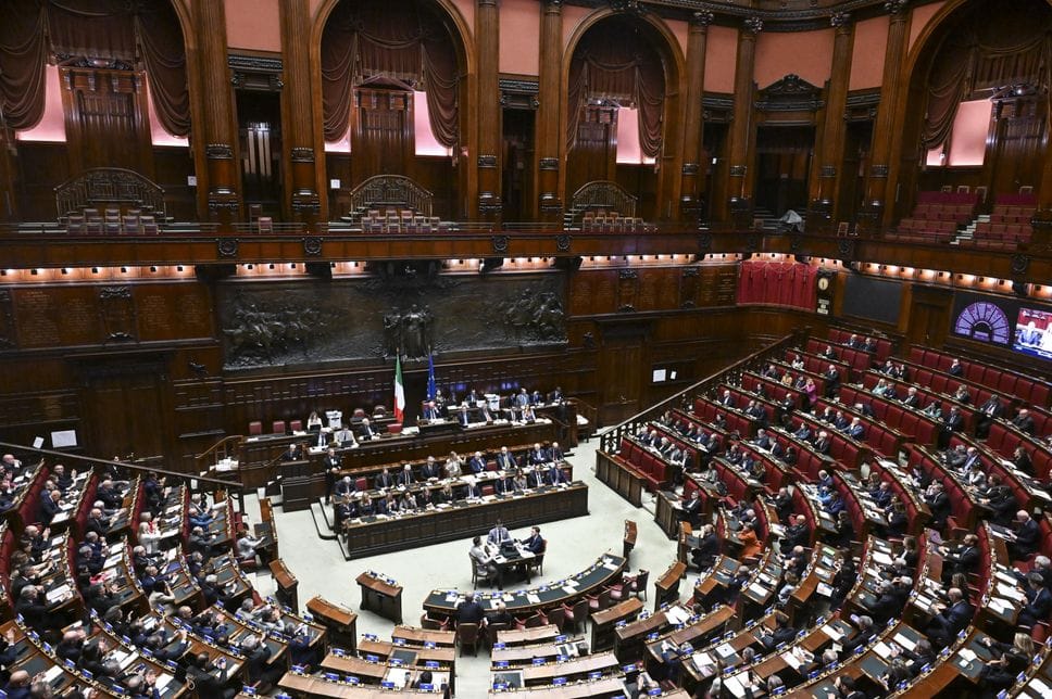 ALLE CAMERE Lo scontro Non manca molto al voto