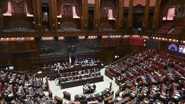 ALLE CAMERE Lo scontro Non manca molto al voto