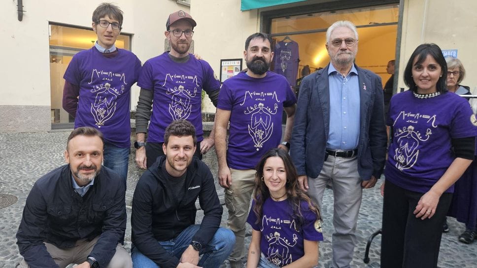 Movember veste i colori della prevenzione: baffi e fiori sulla maglietta 2026