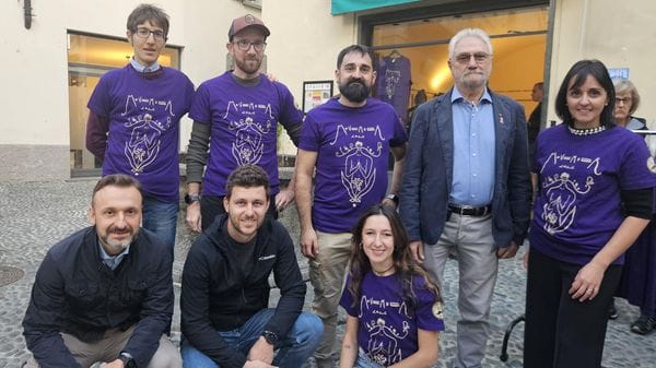 Movember veste i colori della prevenzione: baffi e fiori sulla maglietta 2026