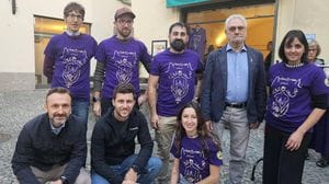 Movember veste i colori della prevenzione: baffi e fiori sulla maglietta 2026