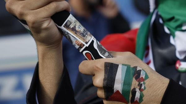 È tornato il ridicolo tribunale del bene