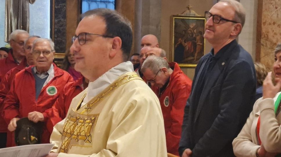 Malgrate, don Luca Rognone accolto tra gli applausi: «Non sono solo»