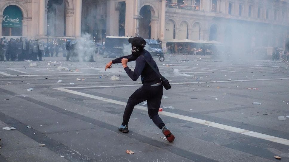 Allarme disordini a Lecco, la mobilitazione nelle chat: «Facciamo come in Francia»