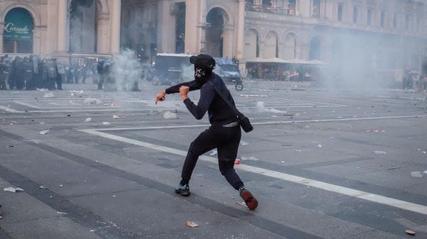 Allarme disordini a Lecco, la mobilitazione nelle chat: «Facciamo come in Francia»