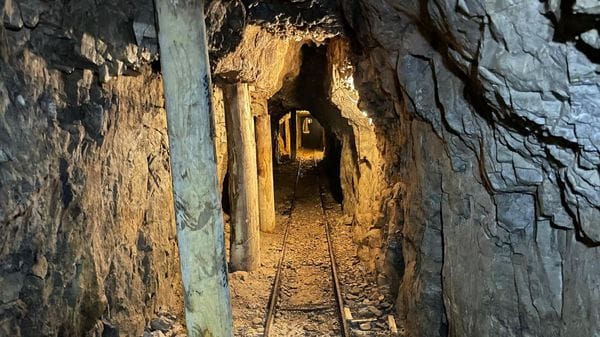 Meglio la miniera del fronte: tre storie di giovani valsassinesi negli anni Quaranta 
